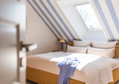 Sonniges Schlafzimmer mit Blick in den Himmel