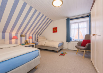 Geräumiges Schlafzimmer mit zwei Boxspringbetten